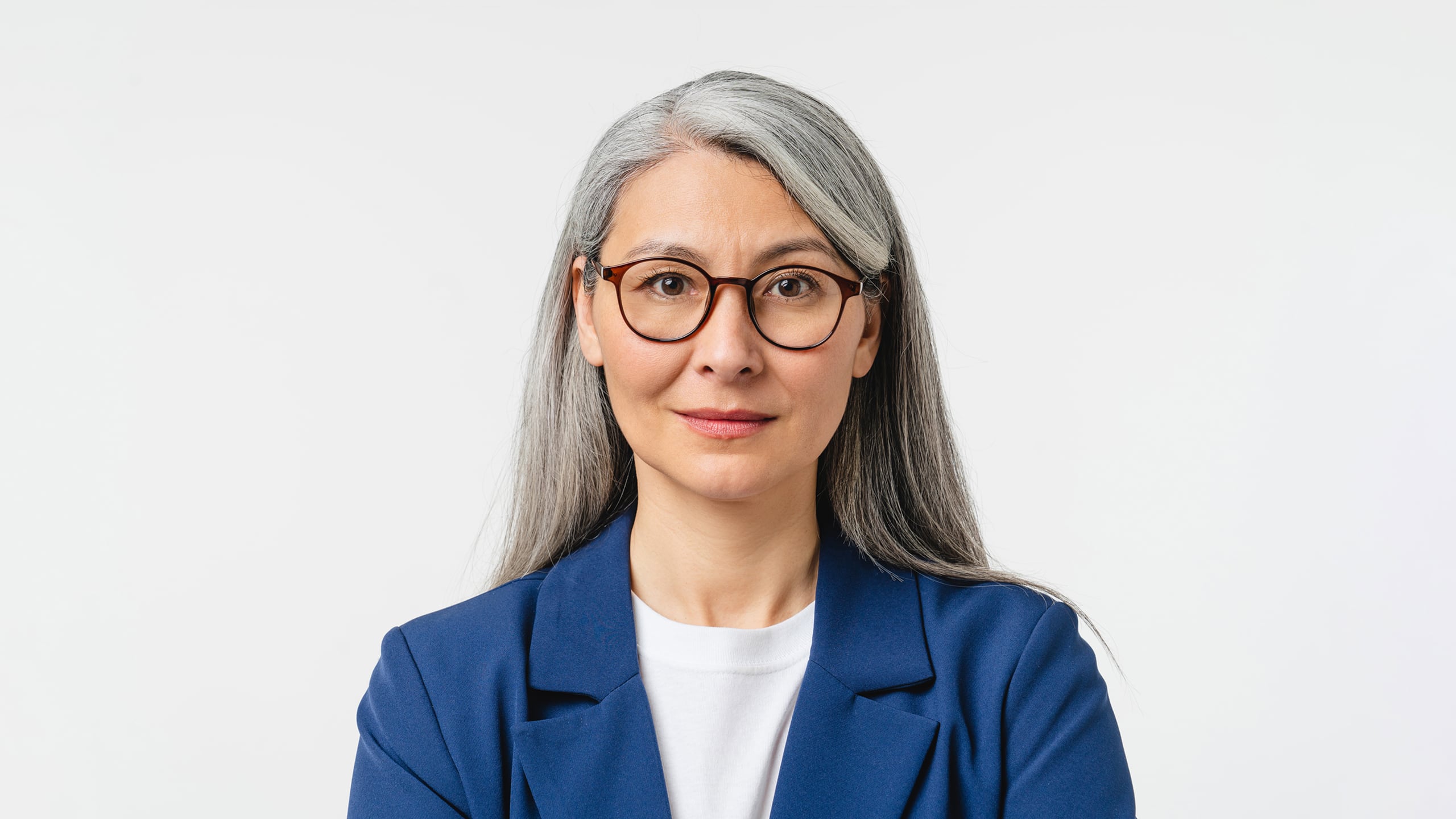  Hero image: business woman looking forward.